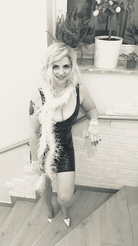 CC0CDDBB-9930-4136-BC25-6BE5495FF47D.jpeg - LadyLaura44