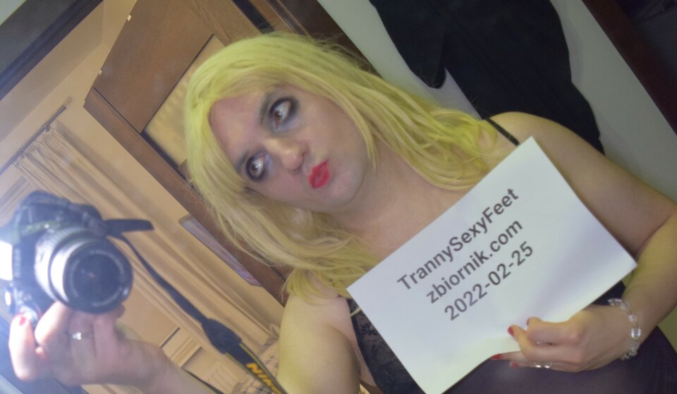 zbv4.jpg - TrannySexyFeet