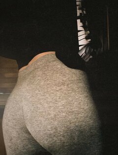 Niegrzeczna dziewczynka w legin$.