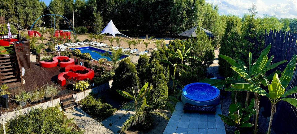 Klubowa plaża latem. - jacuzzi