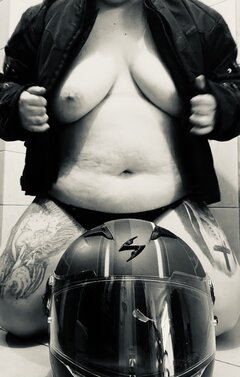 Marzy mi się przejażdżka motorem ty i ja a potem upojne chwil