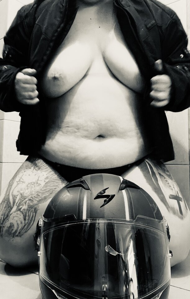 Marzy mi się przejażdżka motorem ty i ja a potem upojne chwil - Kasandra93