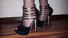Coś dla fanów stópek i szpilek…
