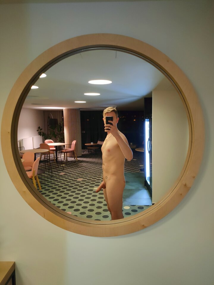 Hotelowe lobby - NudystMaleLove