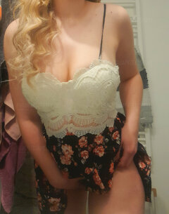 Te letnie spacerki bez majtek i staniczka ❤