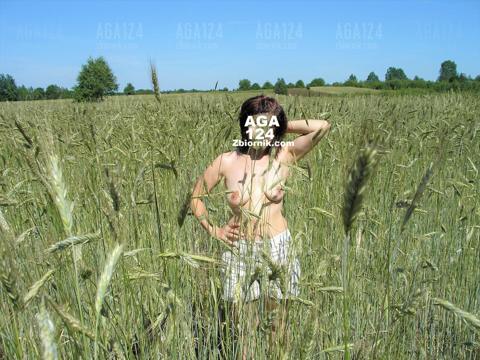 Buszująca w zbożu. - aga124
