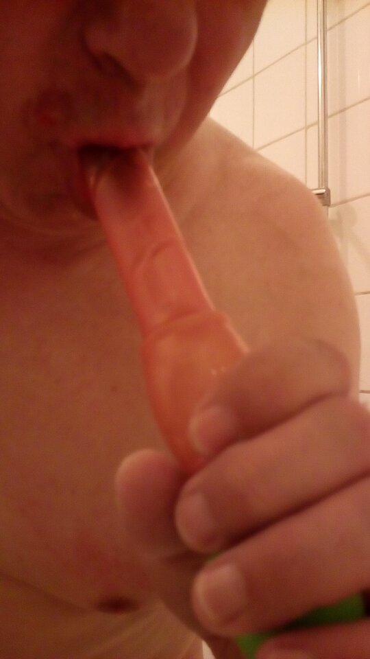 Sissy wkłada zabawkę do buzi - obciąga kutaska 17.06.2022 g.10.06.jpg - Wawa48