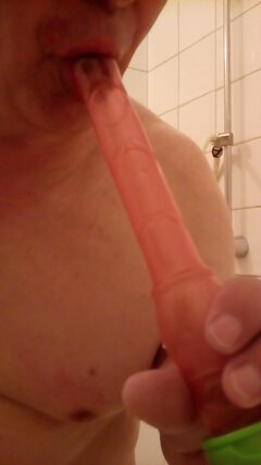 Sissy wkłada zabawkę do buzi obciąga kutaska 17.06.2022 g.10.06.jpg