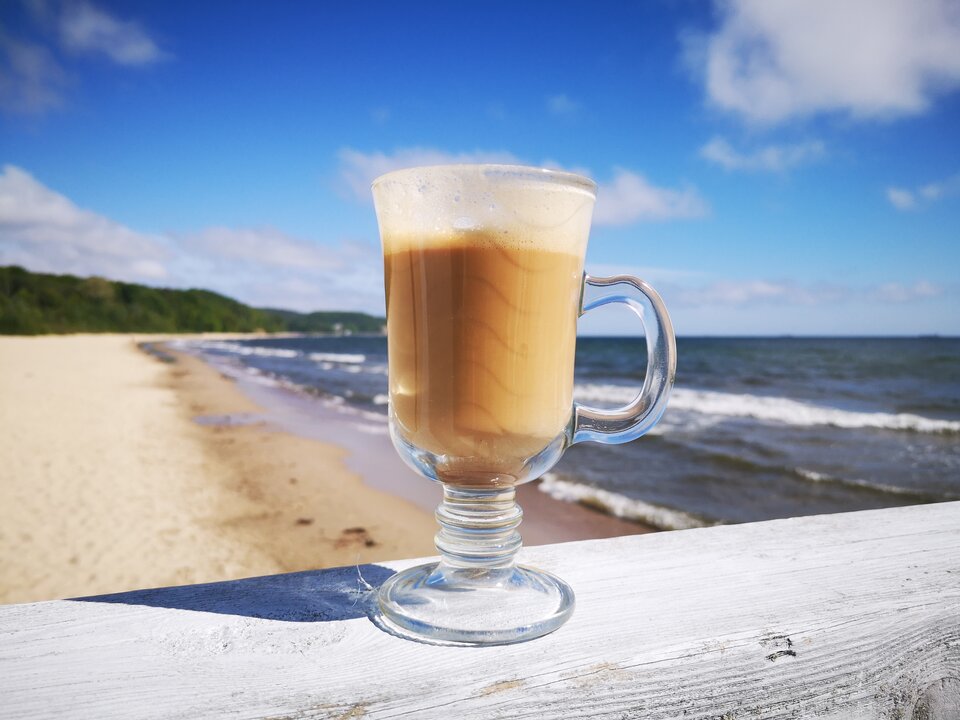 A może .... kawa nad ... morzem;) - Tomasz39lat