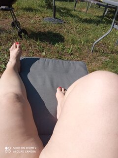 Ja się opalam, a Ty liż moje stopy psie