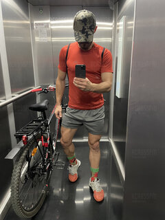 z cyklu: samojebka w windzie