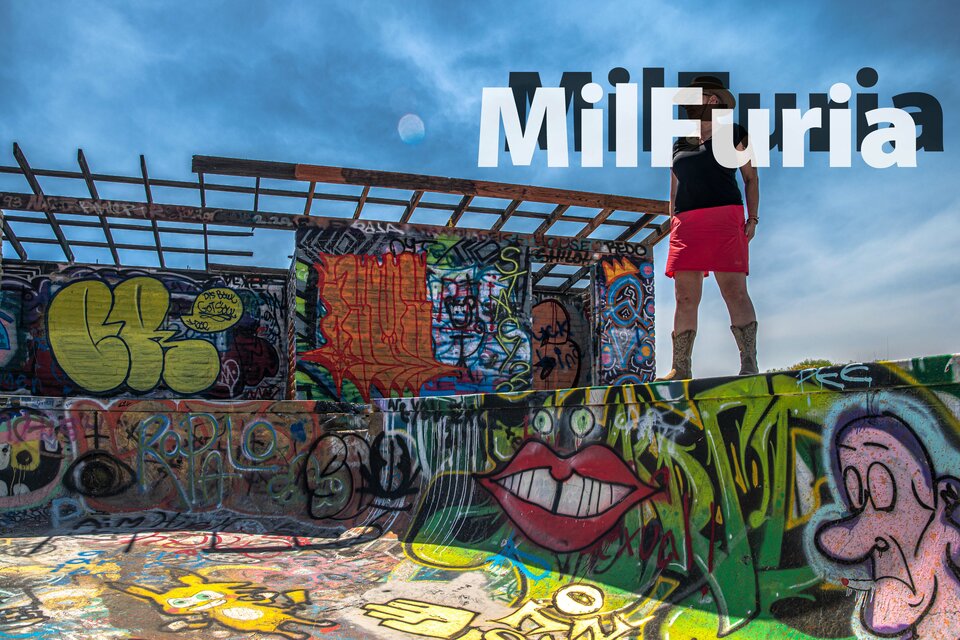 świecenie dupskiem w starych i śmierdzących ruinach - milFuria