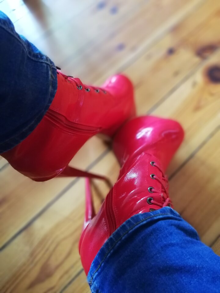 Czerwone do dżinsów  - Szejtan666