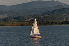 W zachodzącym słońcu