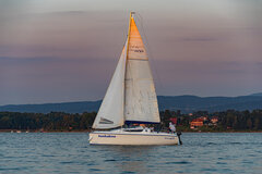 W zachodzącym słońcu