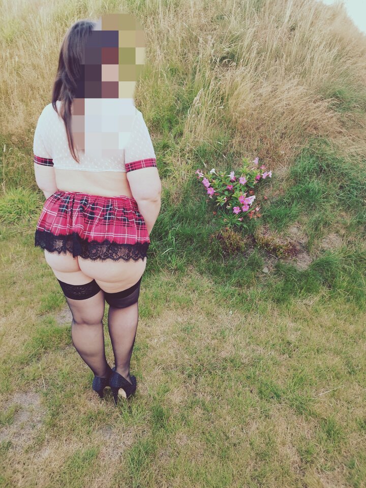 Czy nie jest zbyt krótka spódniczka na spacerek? 🤔 - ParaNowa8991