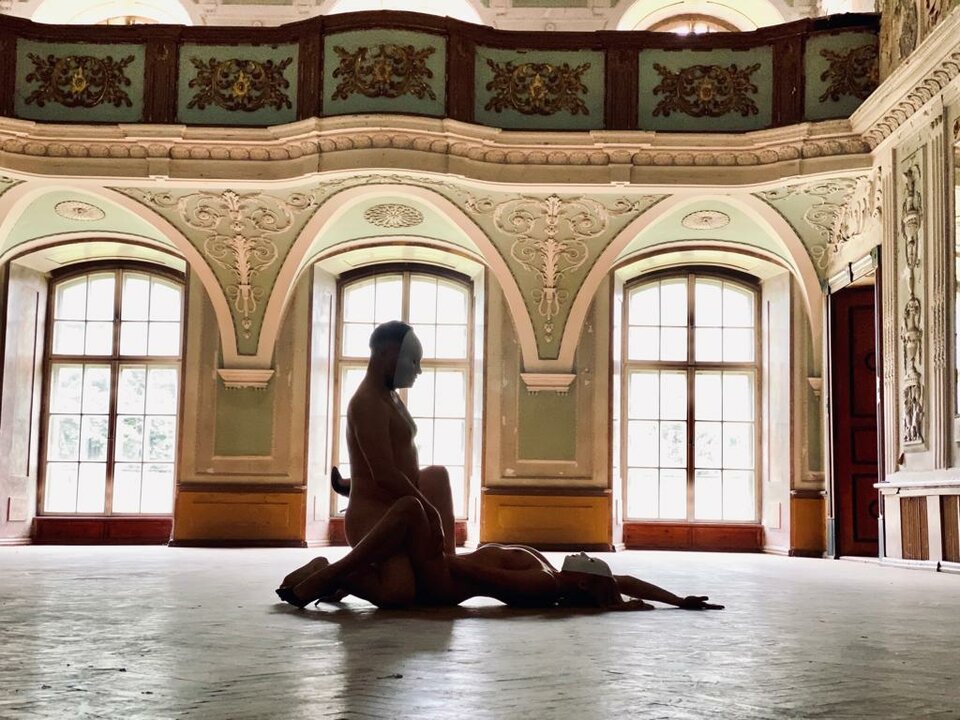 W pałacowej sali balowej... - WyrafinowaniCom