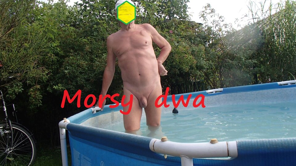 Moczenie w basenie. - Morsy_dwa