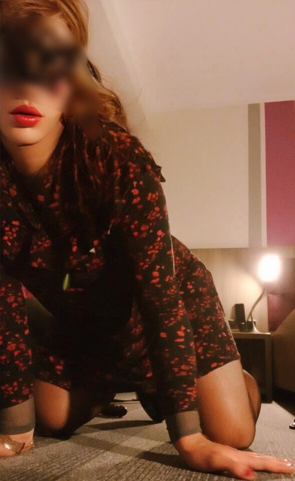 Chętna do usług... - MoniczkaKrk