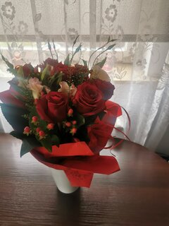 Bukiet a w środku jeszcze prezencik