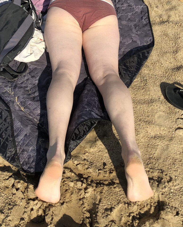 Dupsko na plaży - szerokootwarte