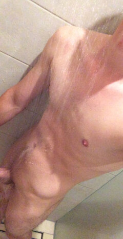 Pozdrawiam :D Moze ktos pomoze mi pod prysznicem :D