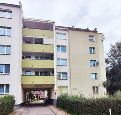 Oto miejsce z tablicą upamiętniającą tamte dni...