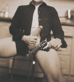 Mężczyzna dzierżący w dłoni rewolwer Colt kaliber .44