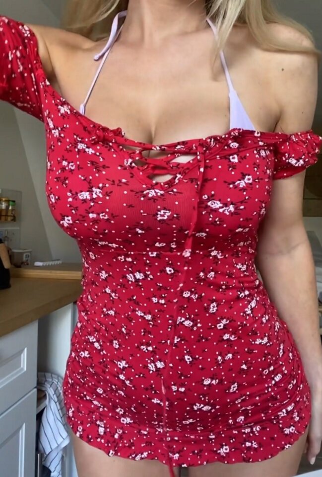 Czerwona sukienka.jpg - VeronicaBlonde