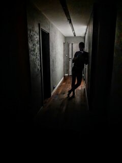 Czy odważysz się przejść ciemnym korytarzem?