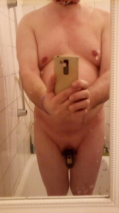 P SissyBoy na golaska w klatce czystości i różowej obroży po kąpieli 02.12.2022 g.01.16.jpg