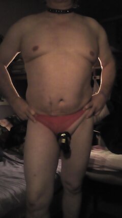 P SissyBoy w czerwonych majteczkach w klatce czystości i w czarnej obroży w pokoiku 02.12.2022 g.01.45.jpg