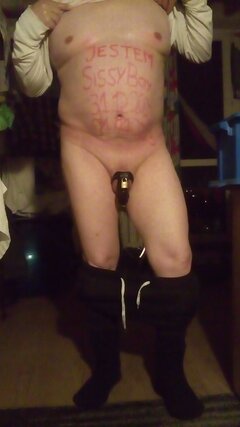 SissyBoy pokazuje napis Jestem SissyBoy 31.12.2022 01.01.2023 i maluszka łechtaczkę w klatce czystości 01.01.2023 g.23.11.jpg