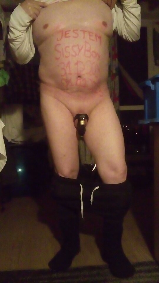 SissyBoy pokazuje napis Jestem SissyBoy 31.12.2022 01.01.2023 i maluszka łechtaczkę w klatce czystości 01.01.2023 g.23.11.jpg - Wawa48