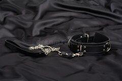 skórzany-kołnierz-na-czarnym-jedwabnym-tle-akcesoria-do-bdsm-d