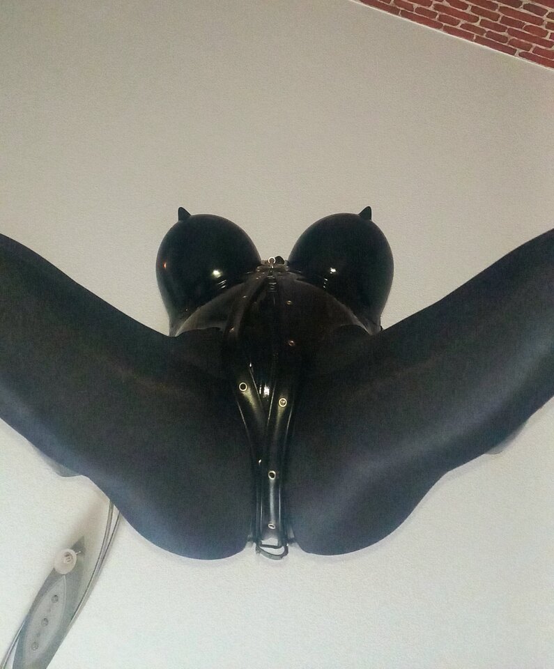 IMG_20230113_103736.jpg - latex_men_1977