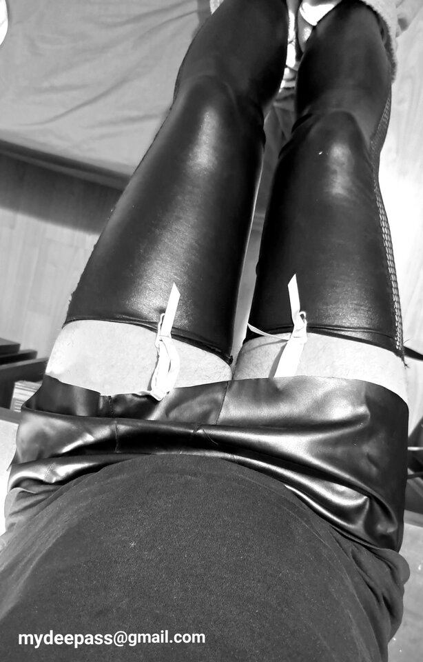 Skurzana sukienka + latexowe pończochy - ArekNo1