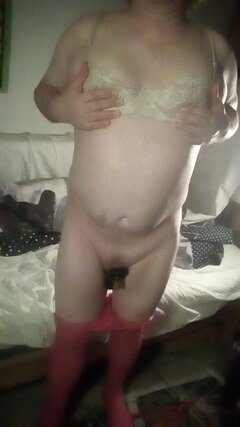 SissyBoy cwelik w klatce czystości na maluszku łechtaczce, w różowych rajstopkach i staniczku 21.01.2023 g.00.25.jpg