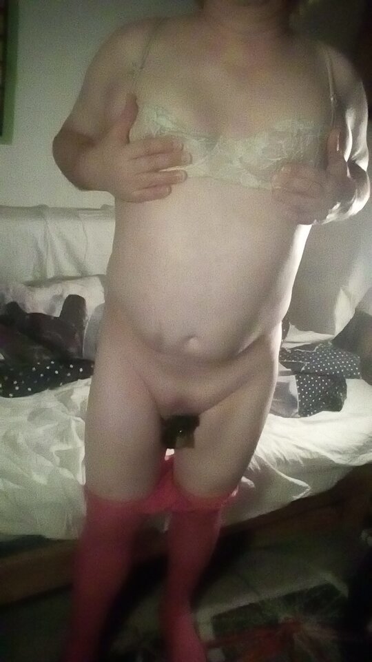 SissyBoy cwelik w klatce czystości na maluszku łechtaczce, w różowych rajstopkach i staniczku 21.01.2023 g.00.25.jpg - Wawa48