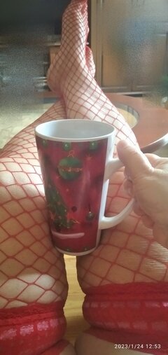 Taki duży kubek herbaty rozgrzeje cipkę