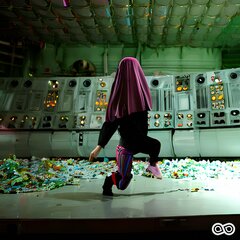 colourful_polish_mohair_burkas_dancing_breakdance_inside_Tsherno