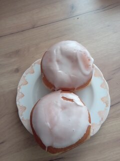 Ja tu widzę biust😁 a nie pączki. 😛😛