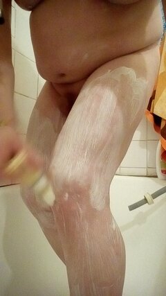 Sissy Asia nakłada krem do depilacji golenia nóżek 11.02.2023 g.11.46.jpg