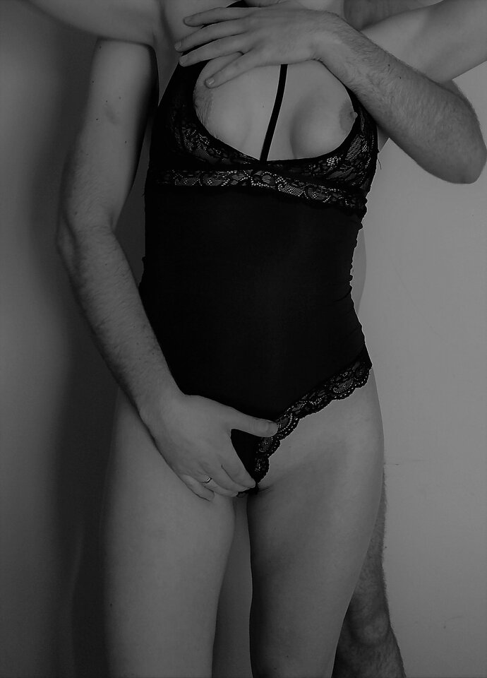 1677428584153z.jpg - Gentle_Couple