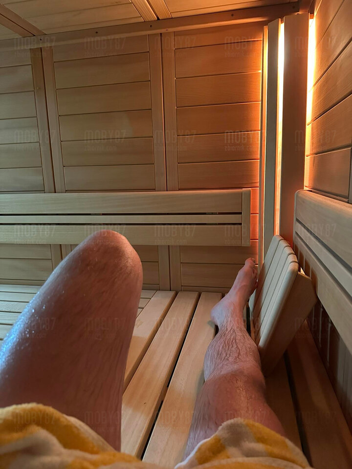 Siedzisz tam w rogu widzę jak na mnie zerkasz ... - Moby87