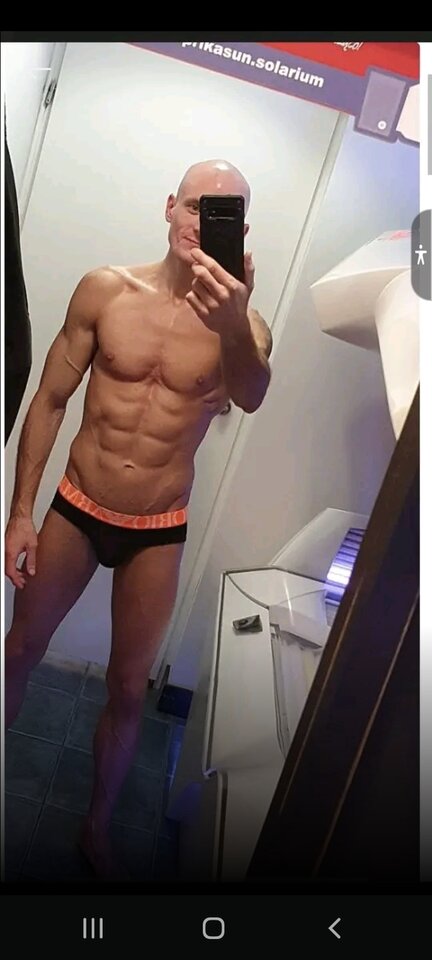 Screenshot_20230123_030358_Grindr.jpg - WYUZDANASUCZDLAWULGTOPXL