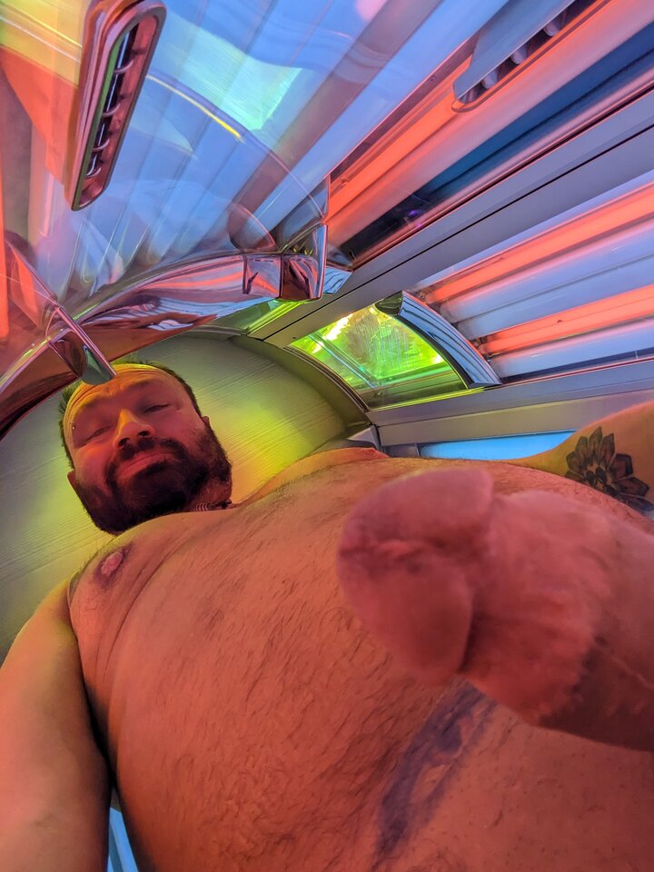 Musi stać żeby się równo opalał  - jlc