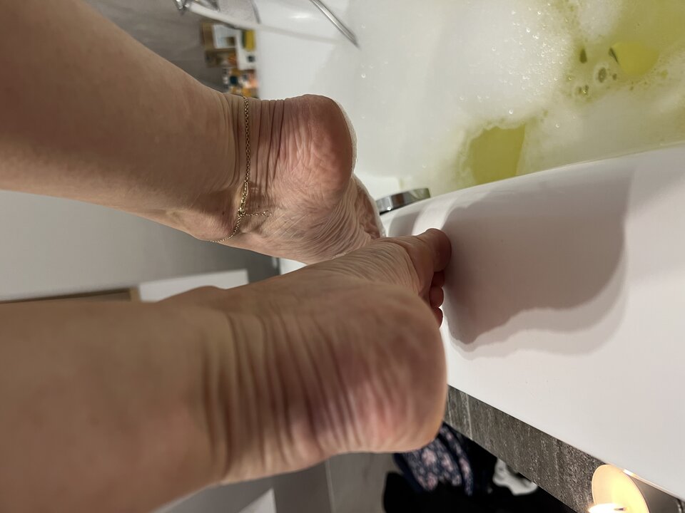 07EDF763-4AAD-4E99-9963-6456EDE31E7C.jpeg - Feetporn