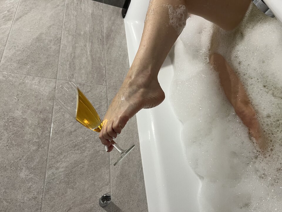 DD881564-31F6-4FE5-9502-B861557D1B39.jpeg - Feetporn