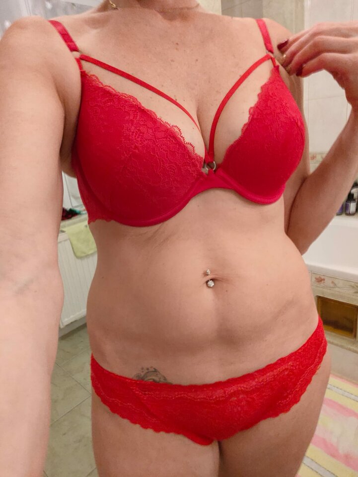 Jak w czerwieni wyglądam ??? - Mlodysex69oral